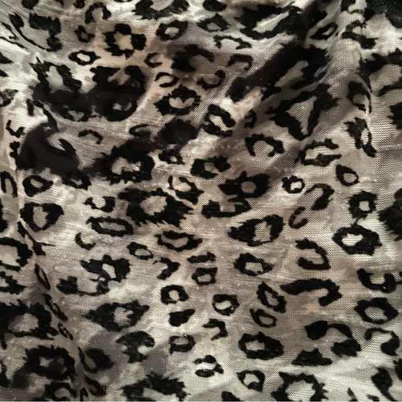 Dress Barn Women’s Animal Print size 1X Blouse Top Shirt Embellished Neckline - Picture 7 of 11